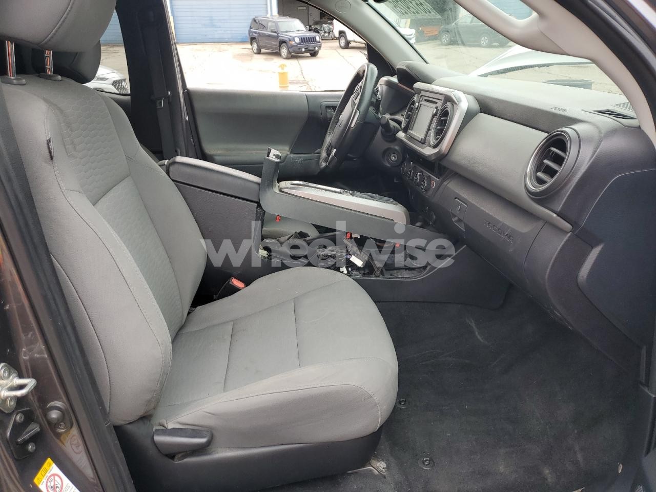 Photo 7 of 2018 TOYOTA TACOMA ACCESS CAB (VIN 5TFSZ5AN1JX133848)