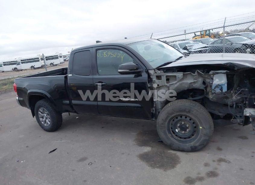 Photo 14 of 2017 Toyota Tacoma SR5 V6 (VIN 5TFSZ5AN3HX067670)