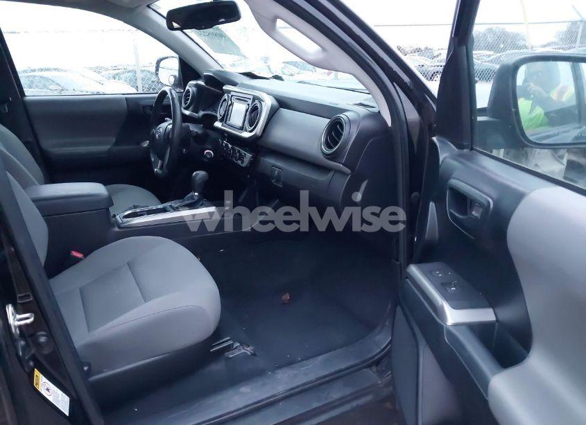 Photo 5 of 2017 Toyota Tacoma SR5 V6 (VIN 5TFSZ5AN3HX067670)