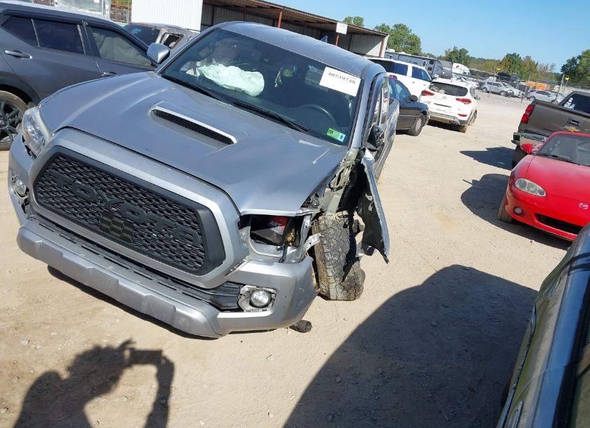 Photo 6 of 2018 Toyota Tacoma TRD SPORT (VIN 5TFSZ5AN5JX133903)