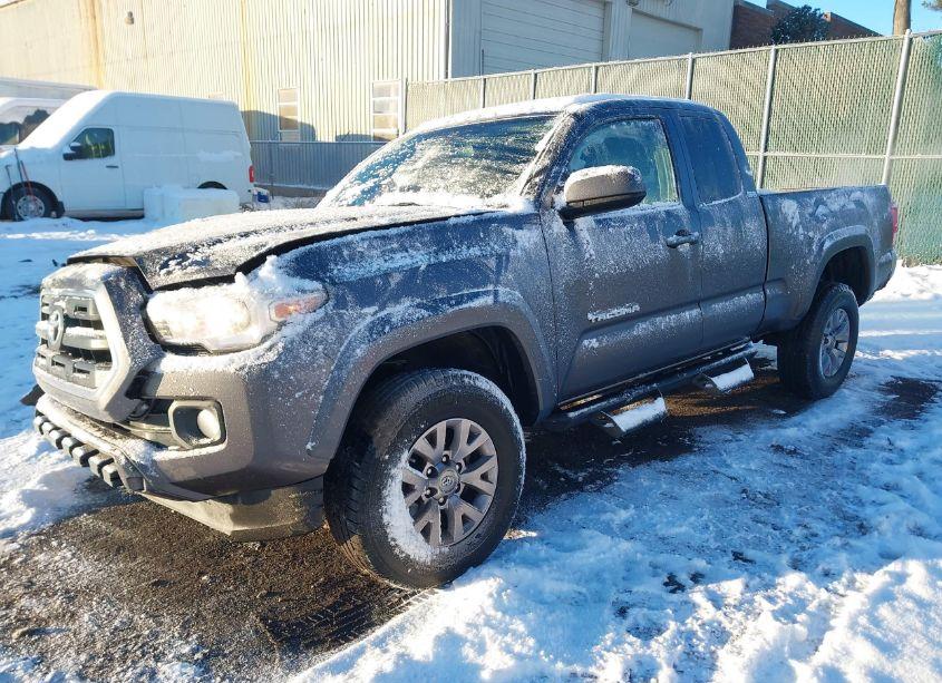 Photo 2 of 2017 Toyota Tacoma SR5 V6 (VIN 5TFSZ5AN7HX098064)