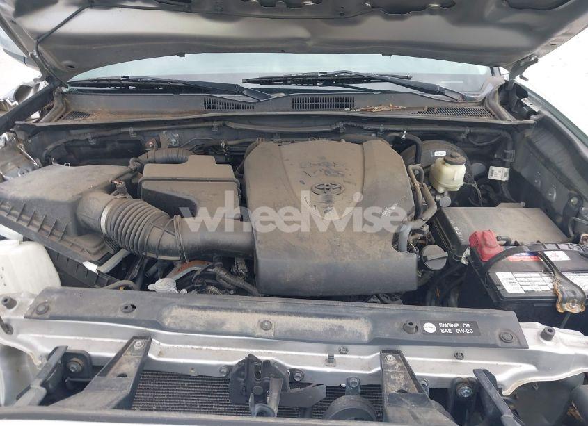 Photo 10 of 2016 Toyota Tacoma SR5 V6 (VIN 5TFSZ5AN8GX032668)