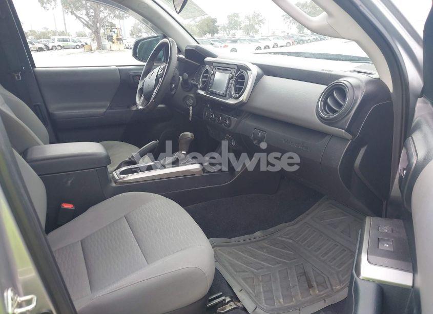 Photo 5 of 2016 Toyota Tacoma SR5 V6 (VIN 5TFSZ5AN8GX032668)