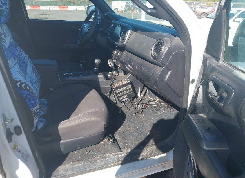Photo 5 of 2016 Toyota Tacoma SR5 V6 (VIN 5TFSZ5AN9GX005639)