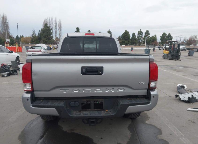 Photo 17 of 2018 Toyota Tacoma TRD OFF ROAD (VIN 5TFSZ5AN9JX164751)