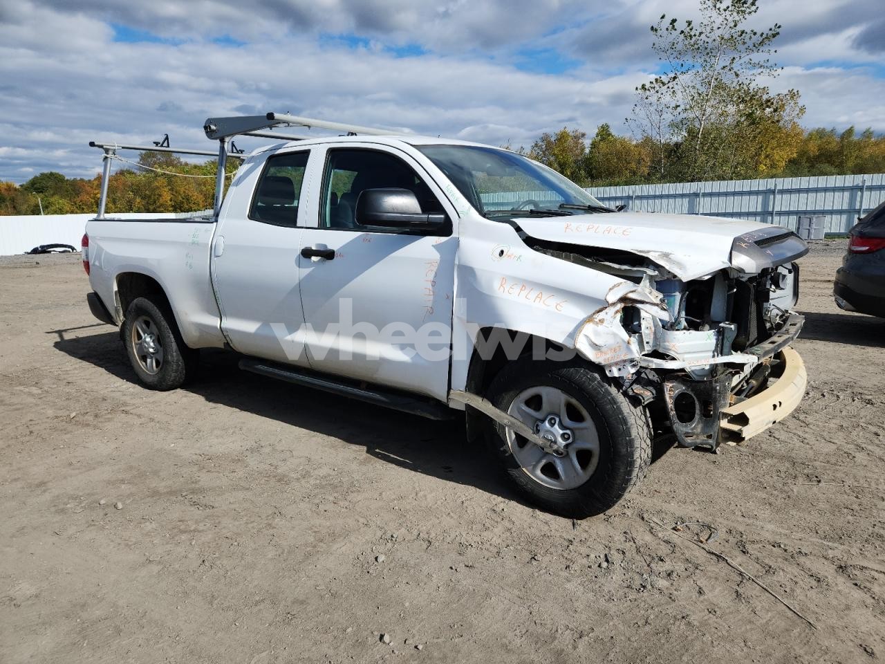 Photo 4 of 2018 TOYOTA TUNDRA DOUBLE CAB SR (VIN 5TFUM5F14JX076803)