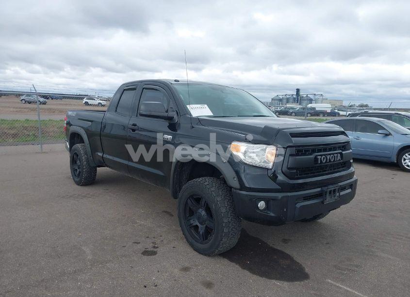 2017 Toyota Tundra SR5 5.7L V8 (VIN 5TFUW5F10HX643206) main photo