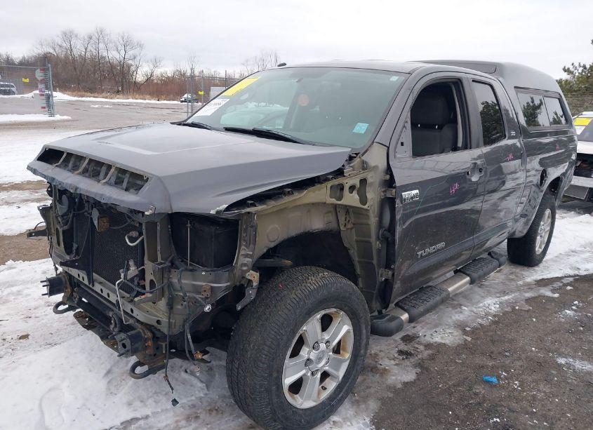 Photo 2 of 2017 Toyota Tundra SR5 5.7L V8 (VIN 5TFUW5F15HX592141)