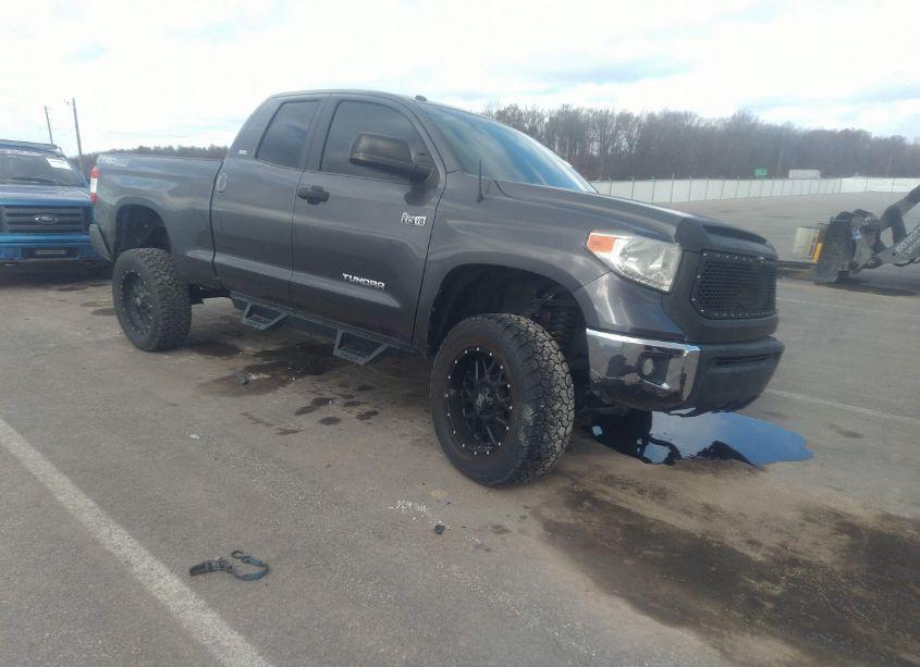 2017 Toyota Tundra SR5 5.7L V8 (VIN 5TFUW5F16HX611540) main photo