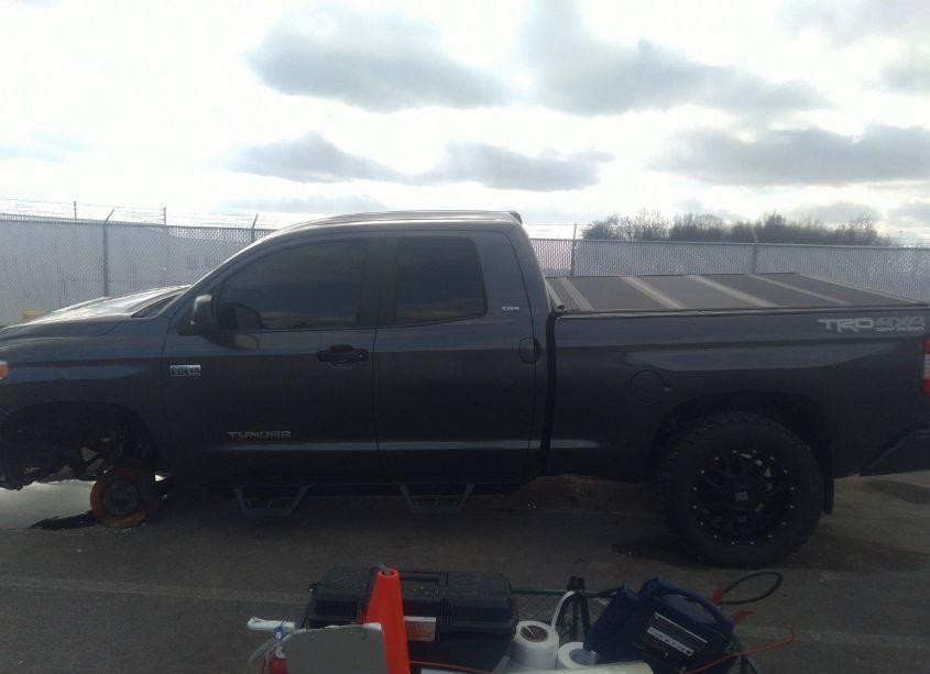 Photo 14 of 2017 Toyota Tundra SR5 5.7L V8 (VIN 5TFUW5F16HX611540)