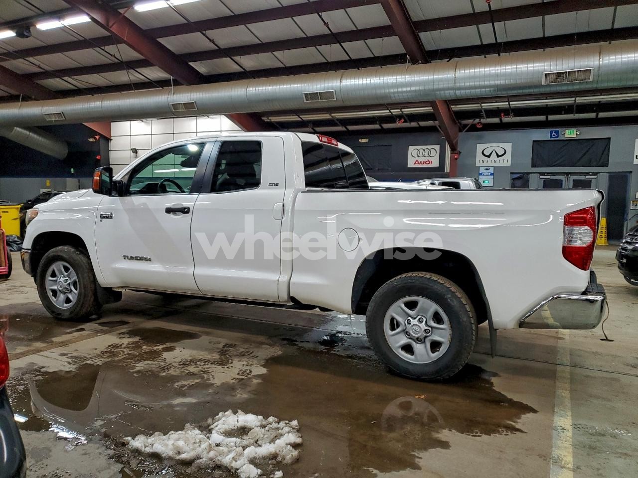 Photo 2 of 2018 TOYOTA TUNDRA DOUBLE CAB SR (VIN 5TFUW5F18JX749697)