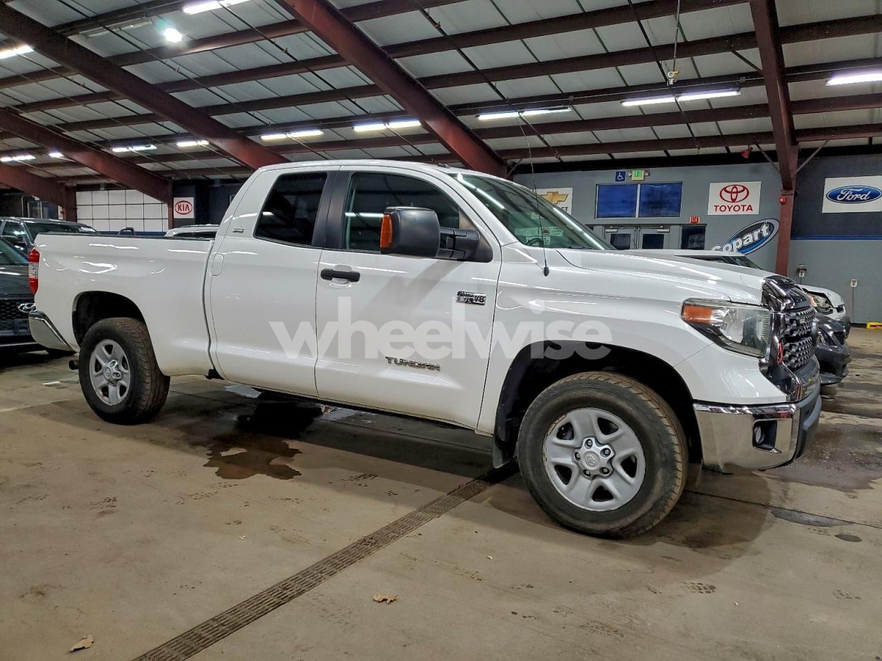 Photo 4 of 2018 TOYOTA TUNDRA DOUBLE CAB SR (VIN 5TFUW5F18JX749697)