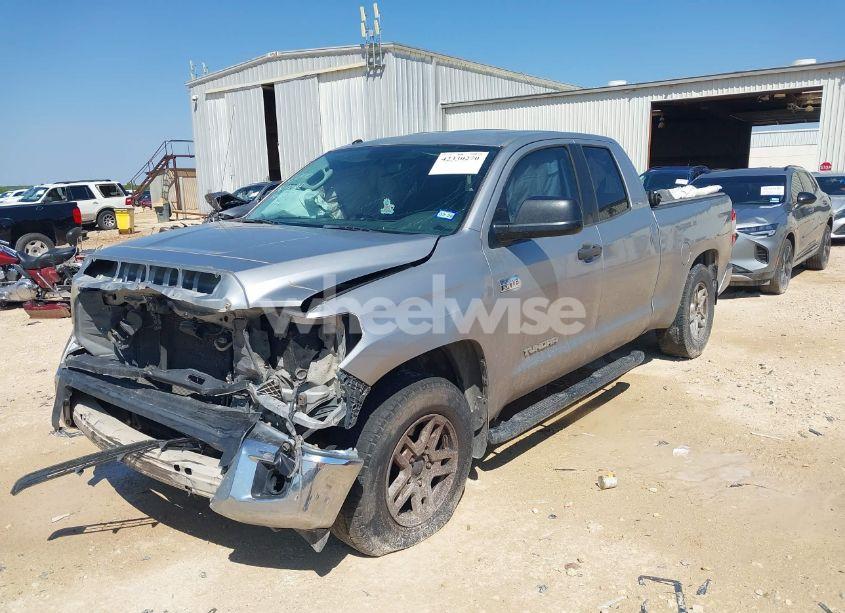 Photo 2 of 2014 Toyota Tundra SR 5.7L V8/SR5 5.7L V8 (VIN 5TFUW5F19EX392200)