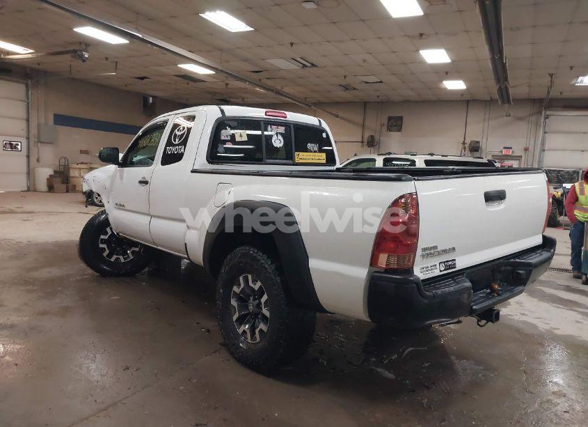 Photo 3 of 2015 Toyota Tacoma (VIN 5TFUX4EN9FX036973)