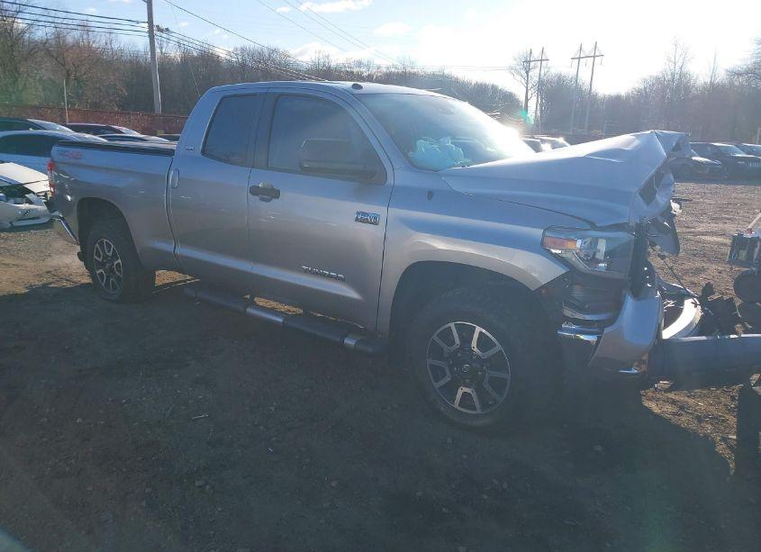 2018 Toyota Tundra SR5 5.7L V8 (VIN 5TFUY5F11JX719774) main photo