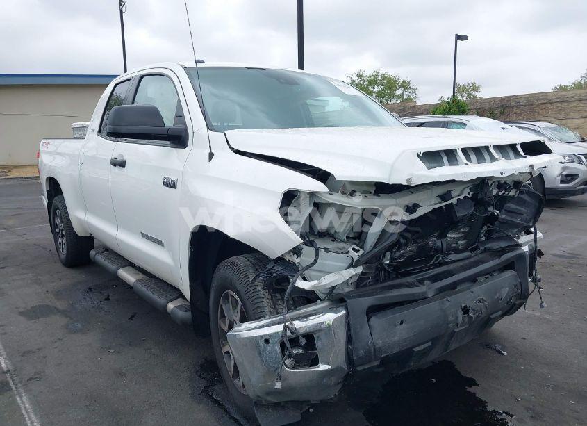 2018 Toyota Tundra SR5 5.7L V8 (VIN 5TFUY5F17JX753427) main photo