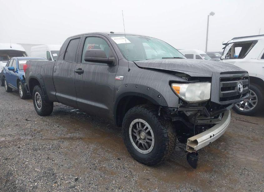 2013 Toyota Tundra DOUBLE CAB SR5 (VIN 5TFUY5F18DX322101) main photo