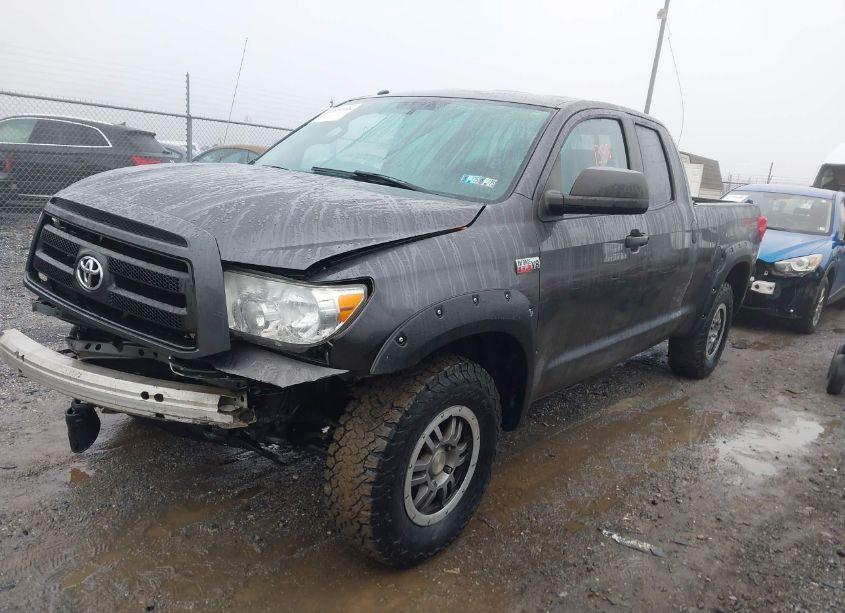 Photo 2 of 2013 Toyota Tundra DOUBLE CAB SR5 (VIN 5TFUY5F18DX322101)