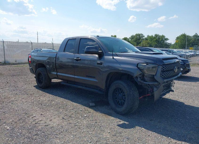 2018 Toyota Tundra SR5 5.7L V8 (VIN 5TFUY5F1XJX762235) main photo