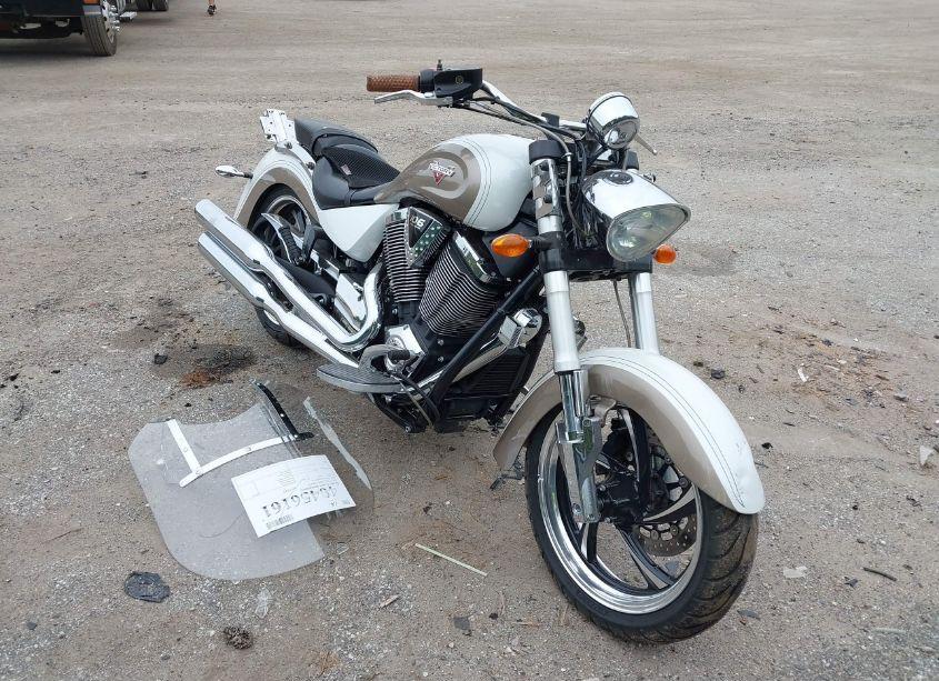 2011 Victory Motorcycles KINGPIN STANDARD (VIN 5VPCB36N1B3007876) main photo