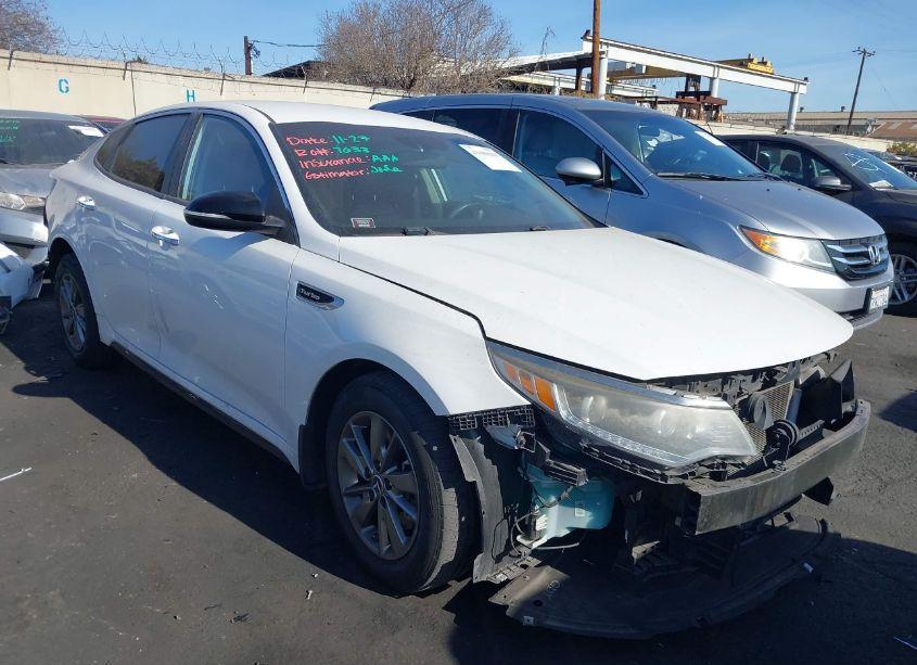 2017 Kia Optima LX TURBO (VIN 5XXGT4L18HG142138) main photo