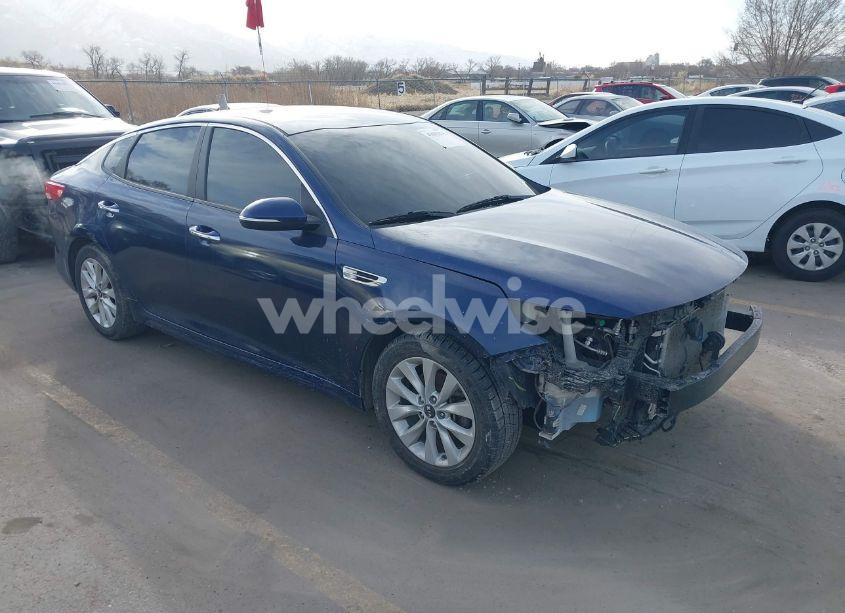 2017 Kia Optima LX (VIN 5XXGT4L30HG122077) main photo