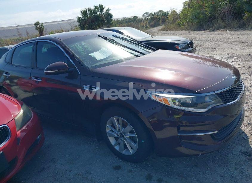 2017 Kia Optima LX (VIN 5XXGT4L30HG135072) main photo