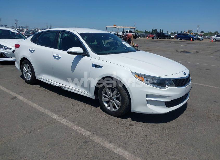2017 Kia Optima LX (VIN 5XXGT4L30HG136559) main photo