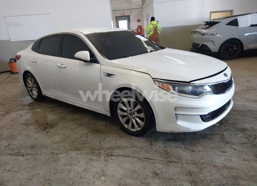 2017 Kia Optima LX (VIN 5XXGT4L30HG170906) main photo