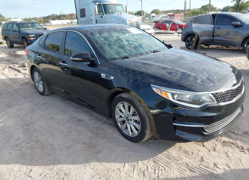 2018 Kia Optima LX (VIN 5XXGT4L30JG267030) main photo