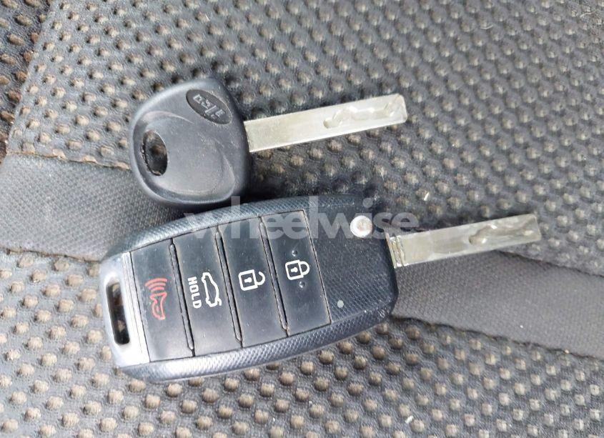 Photo 11 of 2019 Kia Optima LX (VIN 5XXGT4L30KG303445)