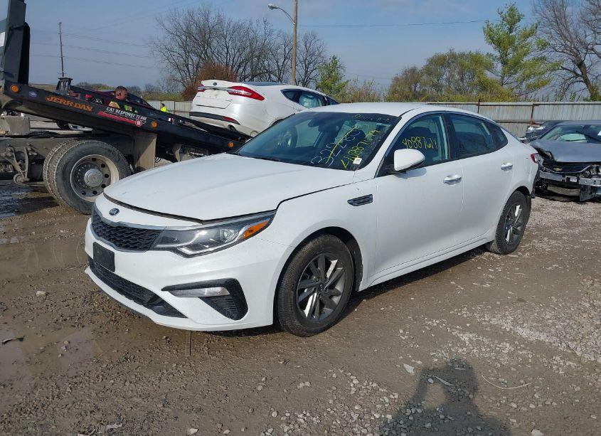 Photo 2 of 2019 Kia Optima LX (VIN 5XXGT4L30KG322805)