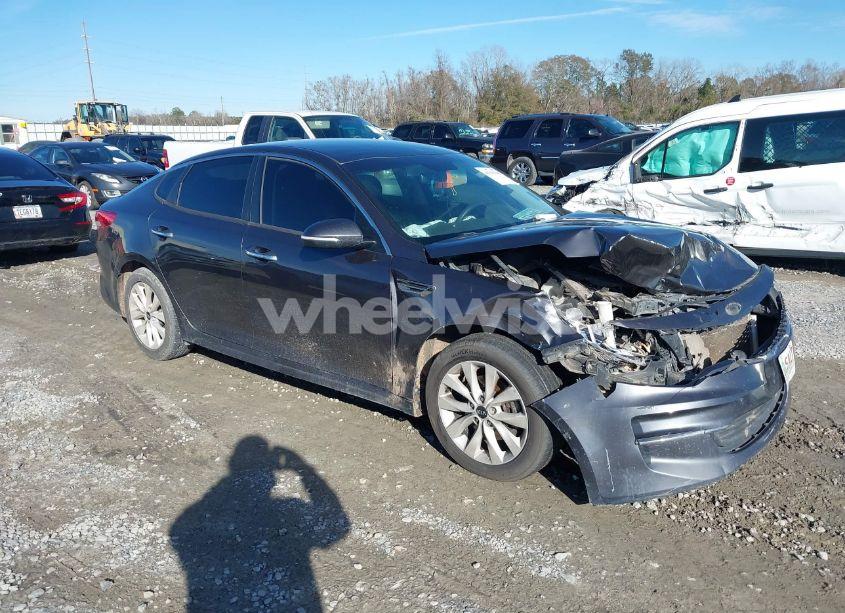 2017 Kia Optima LX (VIN 5XXGT4L31HG122590) main photo