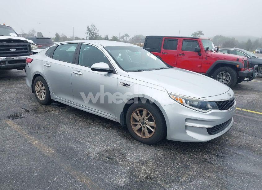 2017 Kia Optima LX (VIN 5XXGT4L31HG122878) main photo