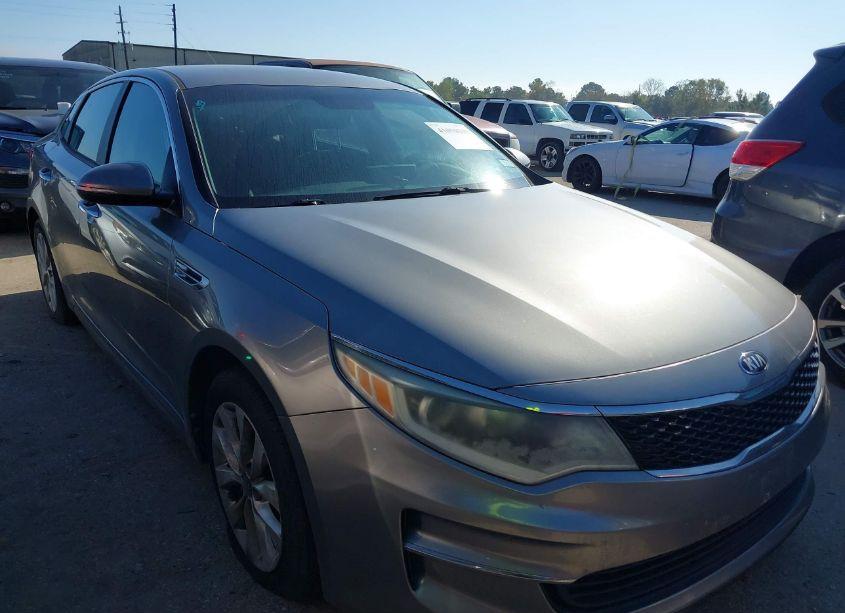 2017 Kia Optima LX (VIN 5XXGT4L31HG138630) main photo