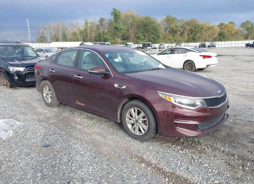 2017 Kia Optima LX (VIN 5XXGT4L31HG151796) main photo