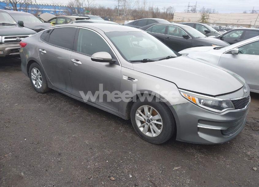 2018 Kia Optima LX (VIN 5XXGT4L31JG209542) main photo