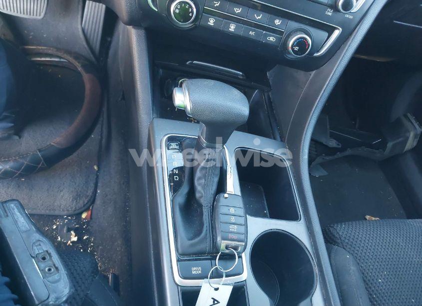 Photo 11 of 2019 Kia Optima LX (VIN 5XXGT4L31KG370877)