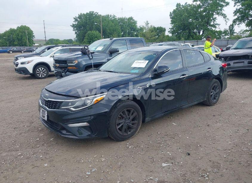 Photo 2 of 2019 Kia Optima LX (VIN 5XXGT4L31KG379384)