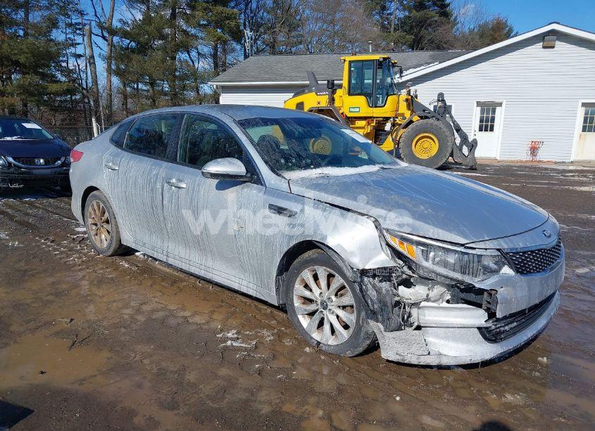 2016 Kia Optima LX (VIN 5XXGT4L32GG035831) main photo