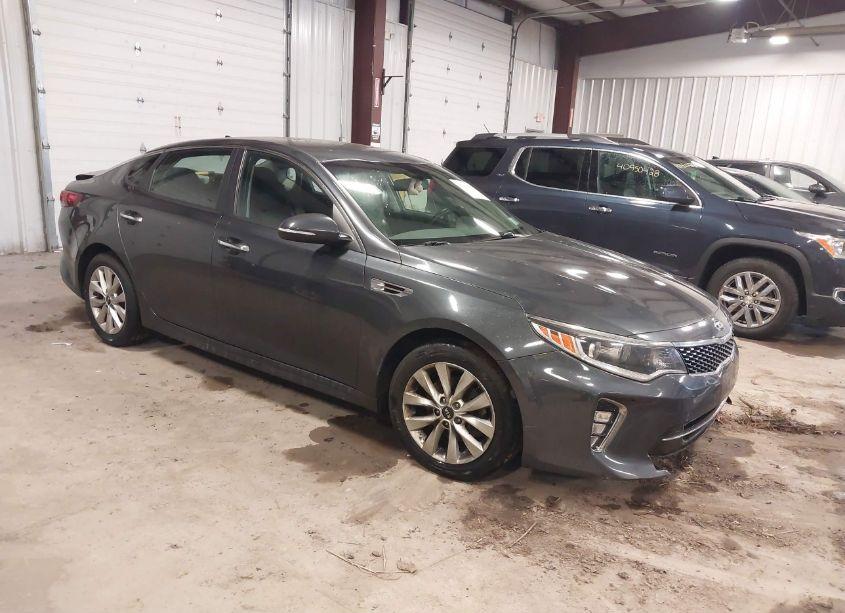 2018 Kia Optima S (VIN 5XXGT4L32JG213017) main photo