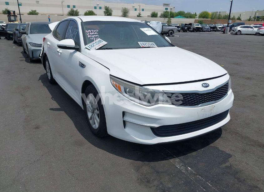 2018 Kia Optima LX (VIN 5XXGT4L32JG213616) main photo