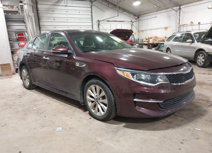 2018 Kia Optima LX (VIN 5XXGT4L32JG260564) main photo