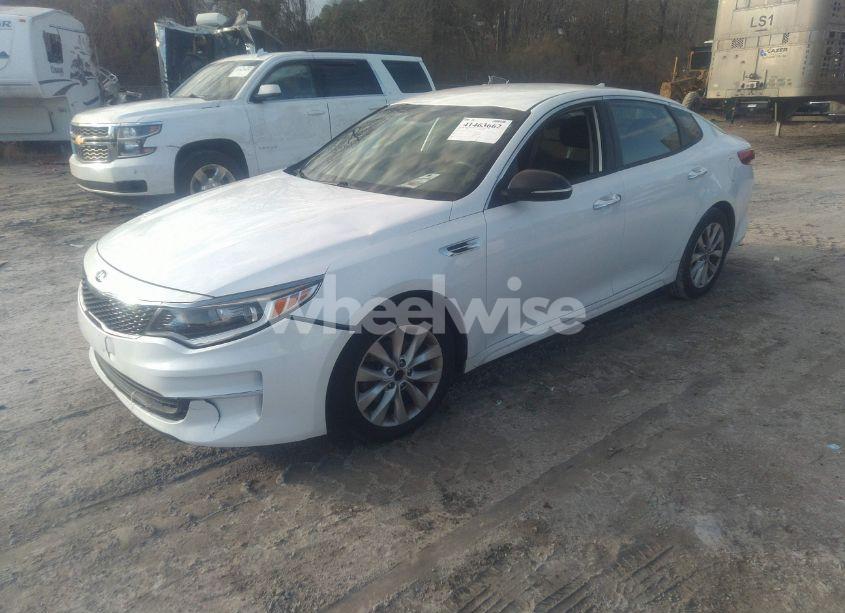 Photo 2 of 2018 Kia Optima LX (VIN 5XXGT4L32JG273573)
