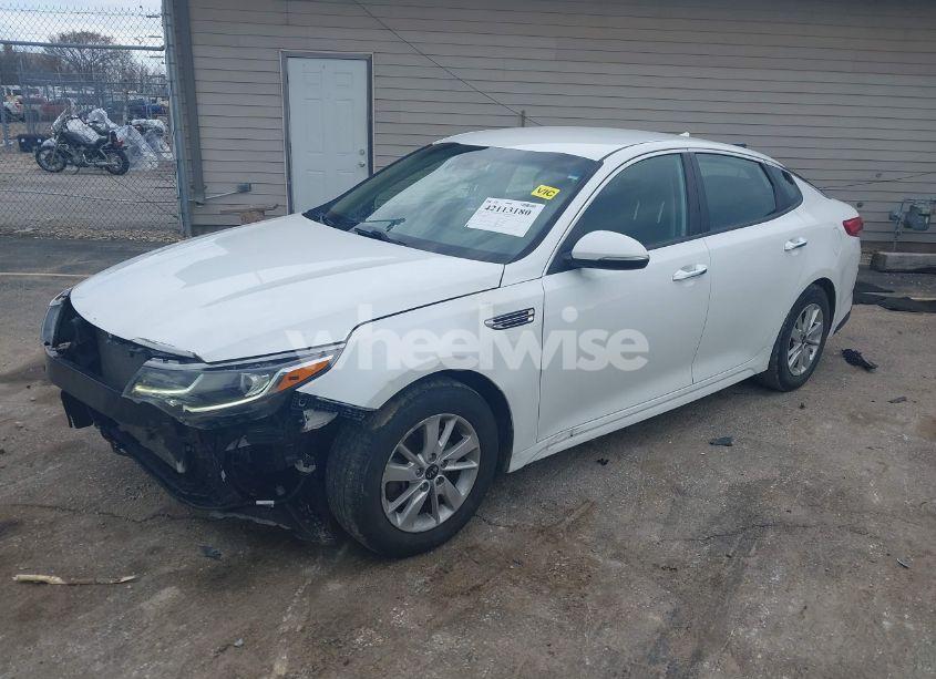 Photo 2 of 2019 Kia Optima LX (VIN 5XXGT4L32KG281528)