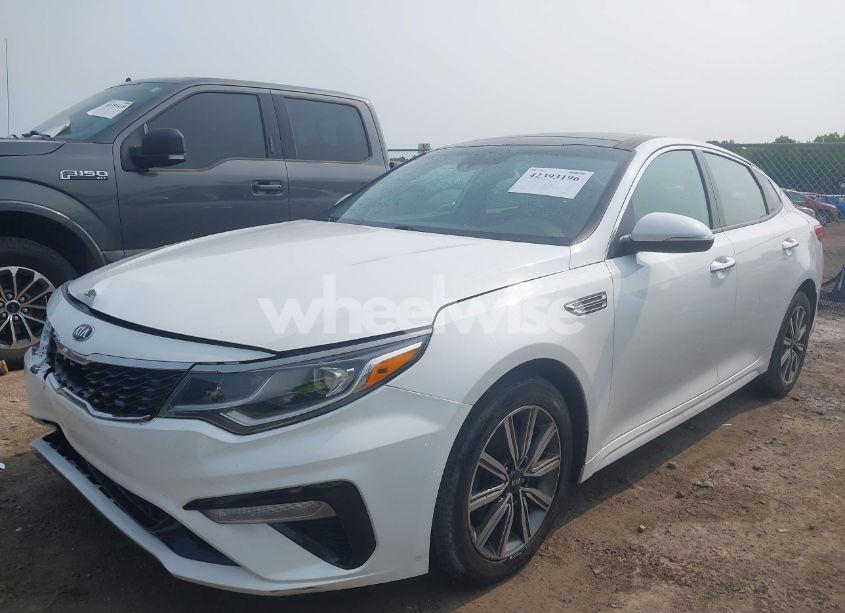 Photo 2 of 2019 Kia Optima LX (VIN 5XXGT4L32KG294411)