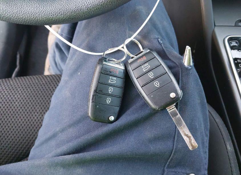 Photo 11 of 2019 Kia Optima LX (VIN 5XXGT4L32KG359306)