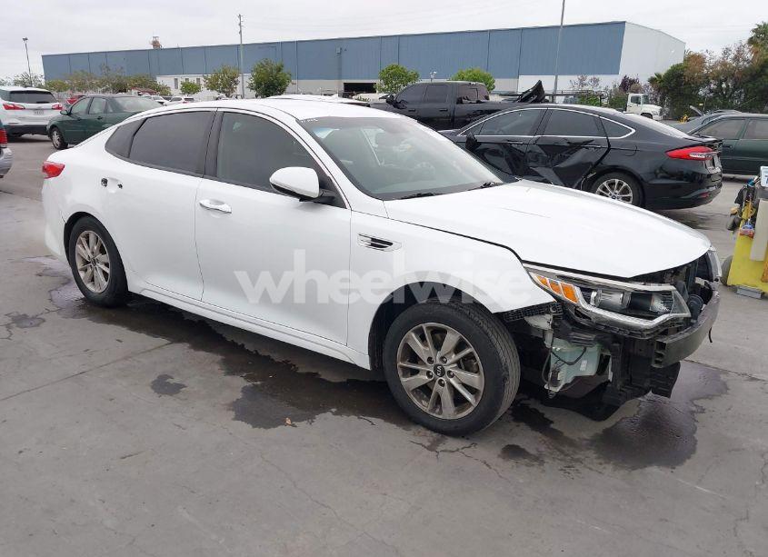 2017 Kia Optima LX (VIN 5XXGT4L33HG126012) main photo