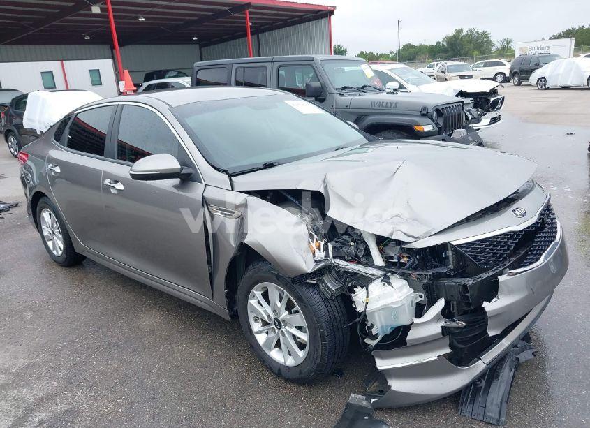 2017 Kia Optima LX (VIN 5XXGT4L33HG160726) main photo