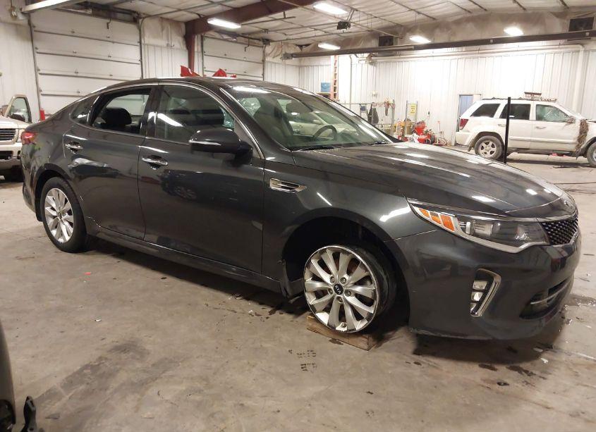 2018 Kia Optima S (VIN 5XXGT4L33JG190184) main photo